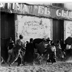Casasola, Gente huye de la zona de combate, en el armisticio durante la Decena Trágica. Ciudad de México, 16 de febrero de 1913, Impresión contemporánea, © 37311 CONACULTA. INAH. SINAFO. FN. MÉXICO. Fondo Archivo Casasola