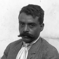 Antonio Garduño (atribuido), Emiliano Zapata, Ciudad de México, ca.1914, Impresión contemporánea, © 6341 CONACULTA. INAH. SINAFO. FN. MÉXICO.  Fondo Archivo Casasola