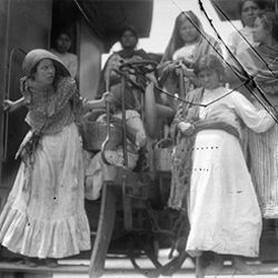 Gerónimo Hernández, Soldaderas en el estribo de un tren en la
estación de Buenavista, Ciudad de México, 6 de abril de 1912,Impresión contemporánea, © 5670 CONACULTA. INAH. SINAFO. FN. MÉXICO. Fondo Archivo Casasola