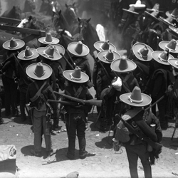Fotógrafo no identificado, Cuerpo de rurales al mando de Carlos Rincón Gallardo embarcan caballos rumbo a Aguascalientes, 18 de mayo de 1914, Impresión contemporánea, © 6345 CONACULTA. INAH. SINAFO. FN. MÉXICO. Fondo Archivo Casasola