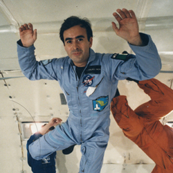 Fotógrafo no identificado, El astronauta Rodolfo Neri Vela dentro de un avión-simulador de ingravidez,1985, Plata sobre gelatina, Colección Rodolfo Neri Vela © NASA